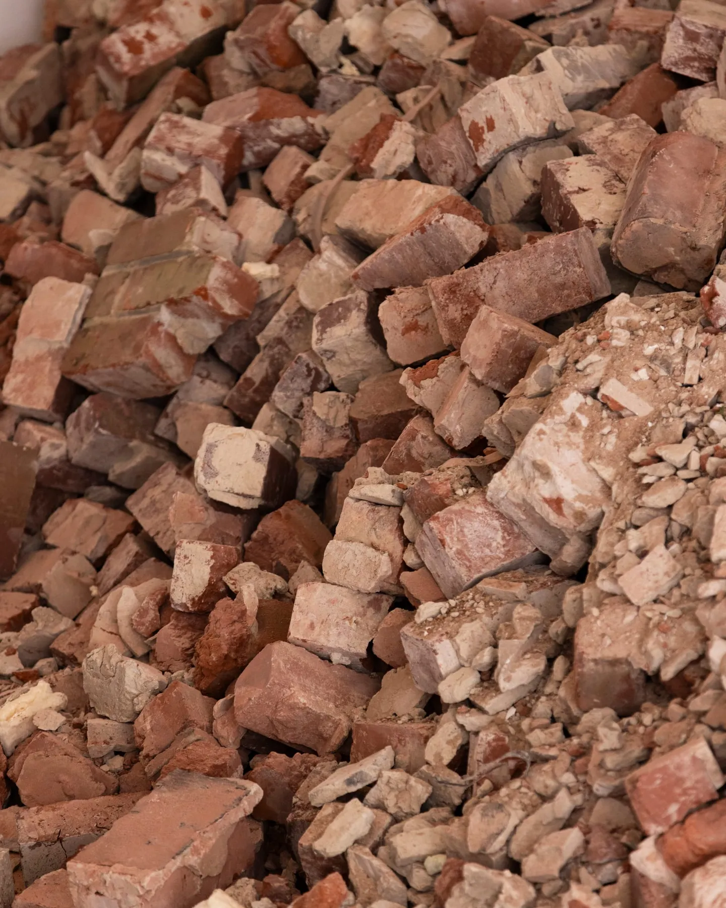 Tas de briques et de gravats après la démolition de cloisons